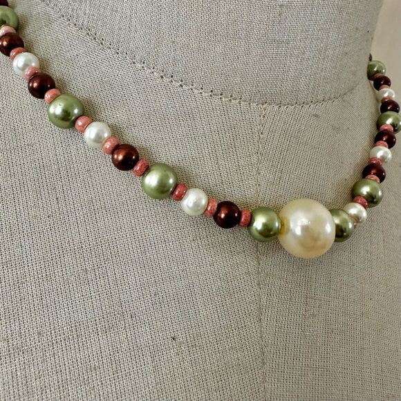 Colorful faux pearl necklace - Picture 2 of 7